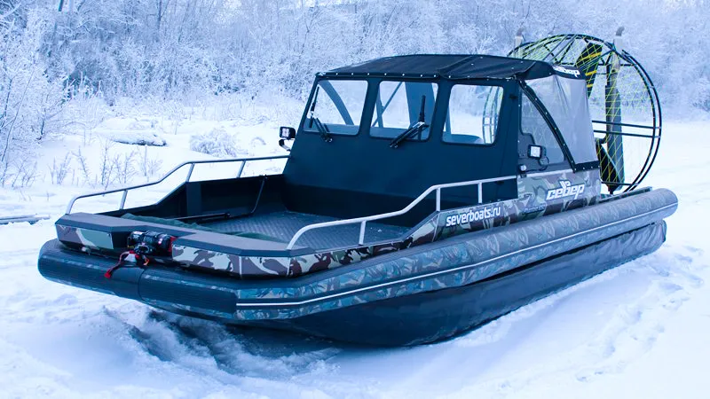 Иллюстрация Лодка Север на снежном берегу