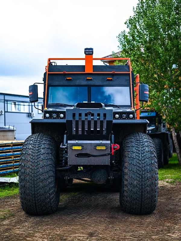 Иллюстрация Вездеход Север на фоне участка