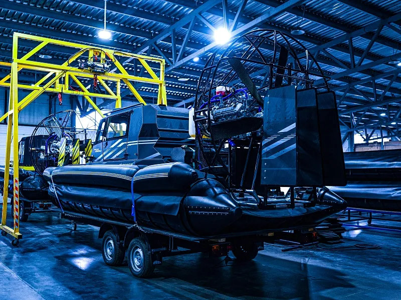 Иллюстрация Лодка Север в производственном цехе