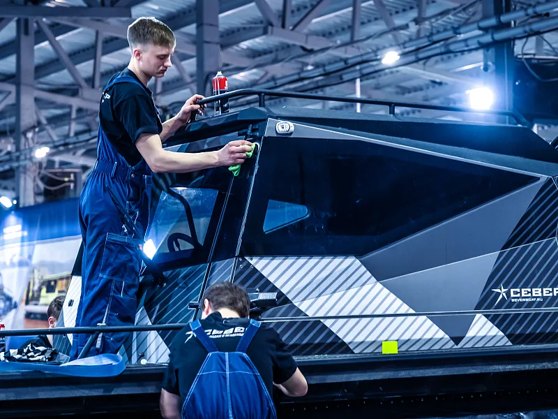 Иллюстрация Сотрудник чистит стекло лодки Север