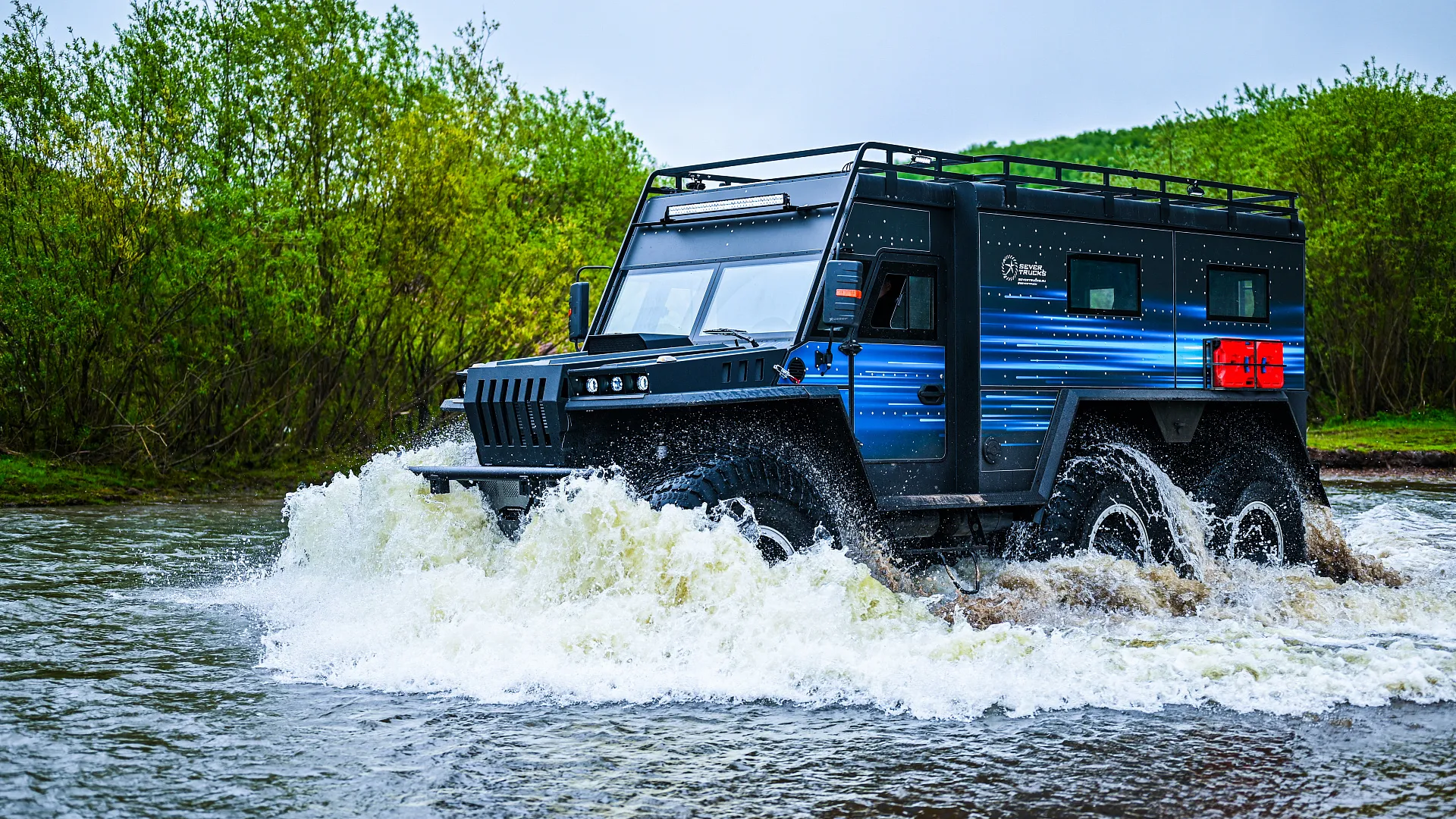 Иллюстрация Вездеход Север проезжающий в воде