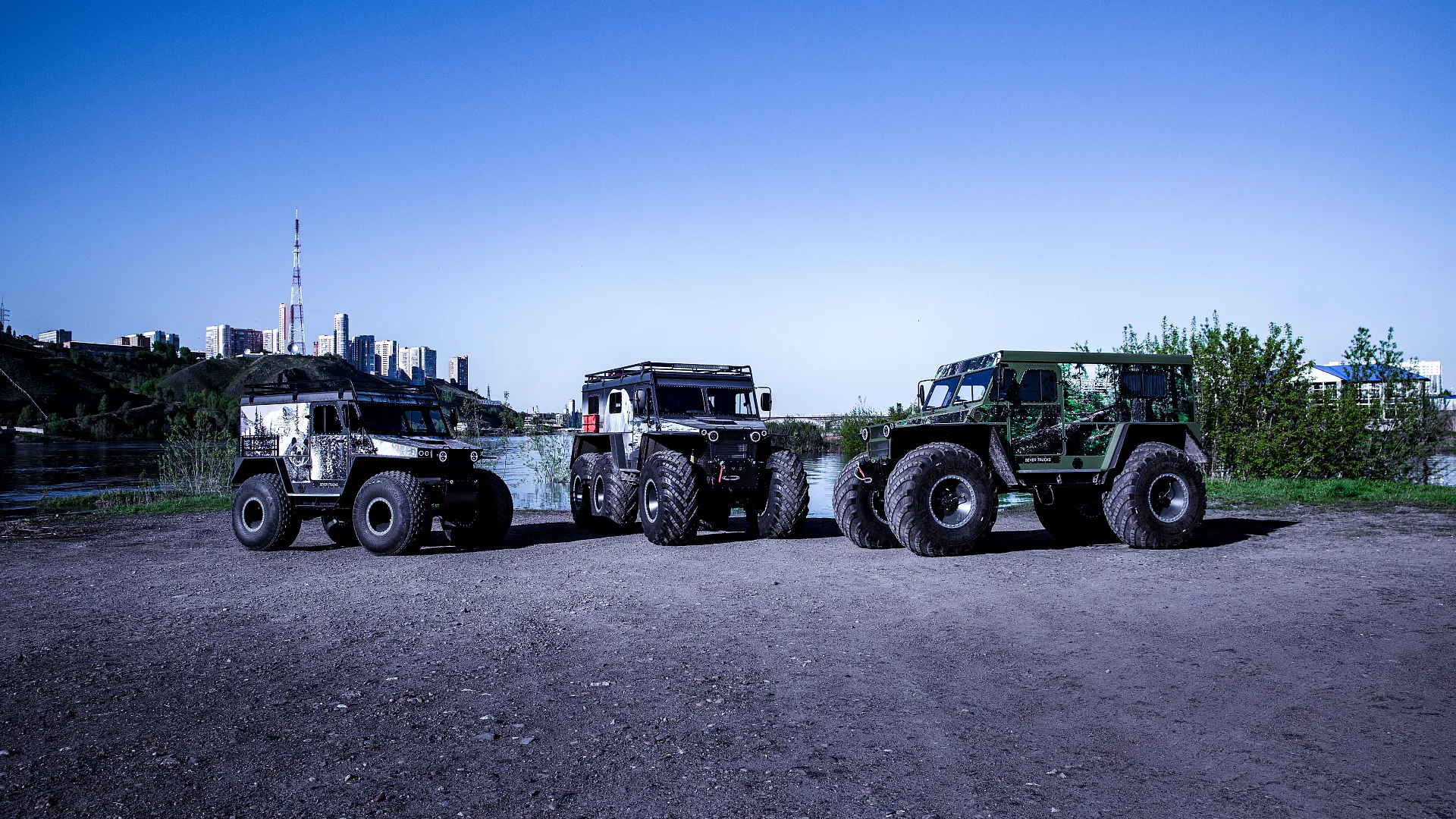 Иллюстрация Три внедорожника Север у берега