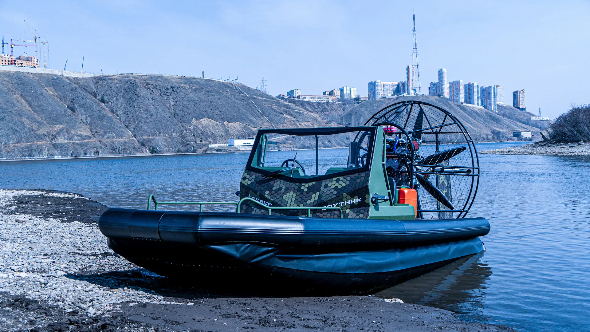 Иллюстрация Лодка Север на берегу