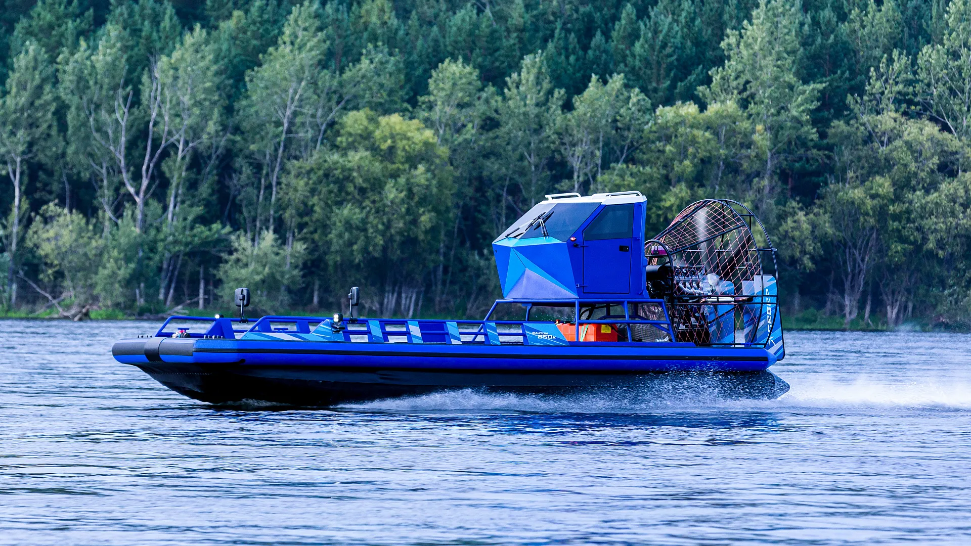 Иллюстрация Лодка Север плывёт