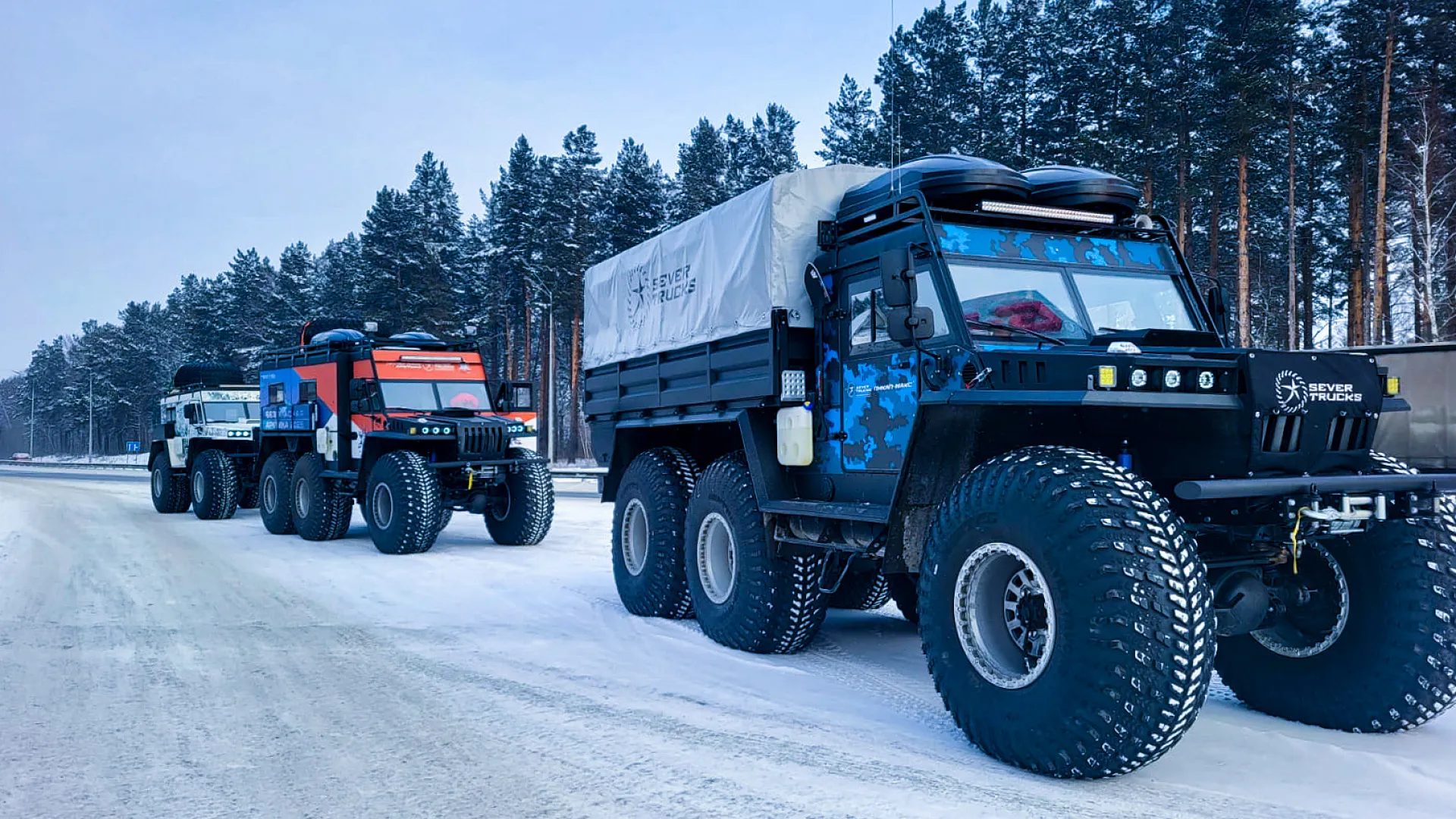 Иллюстрация Три внедорожника Север в ряду на снежной дороге