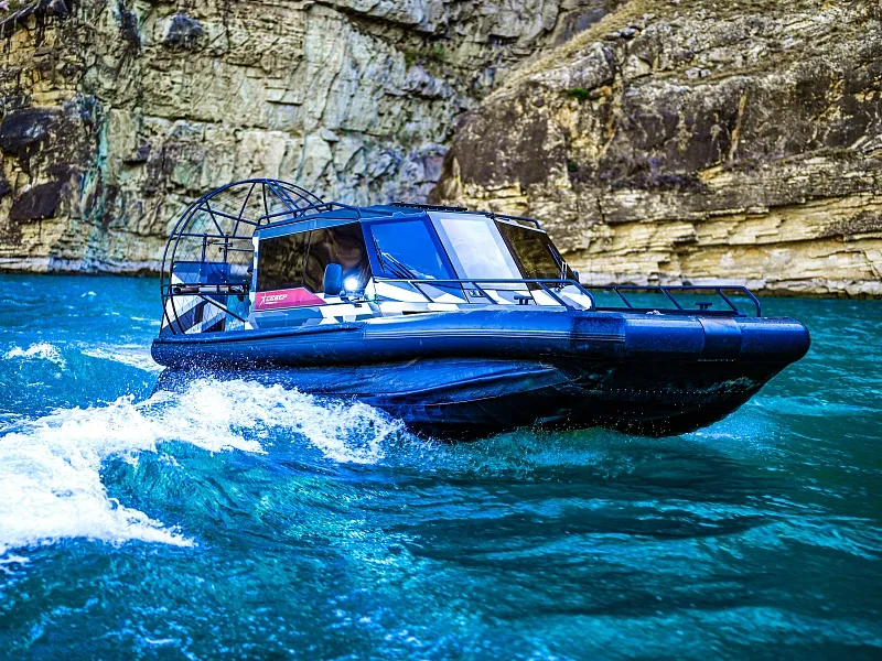 Иллюстрация Лодка Севре плывёт