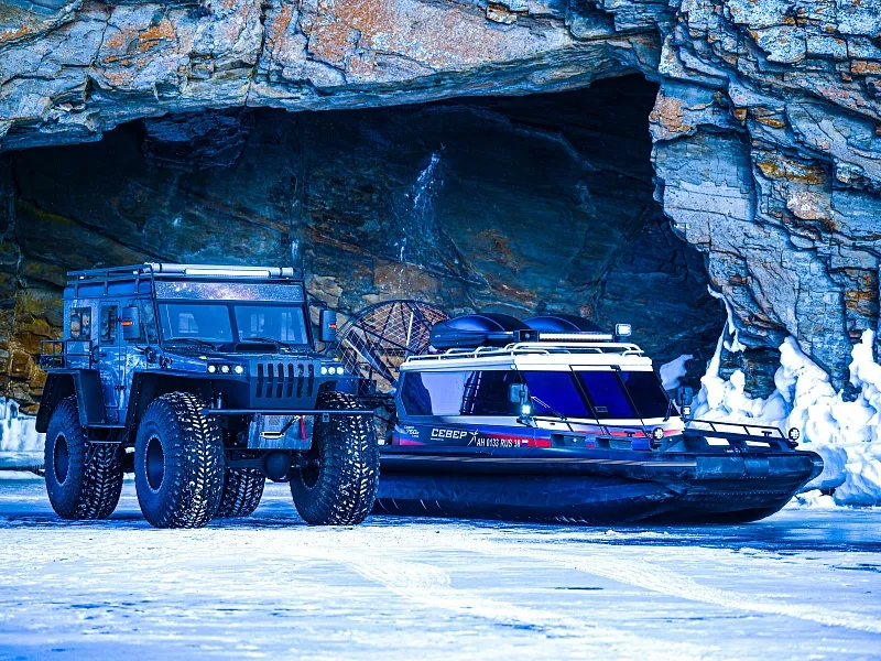 Иллюстрация Вездеход и лодка у пещеры зимой