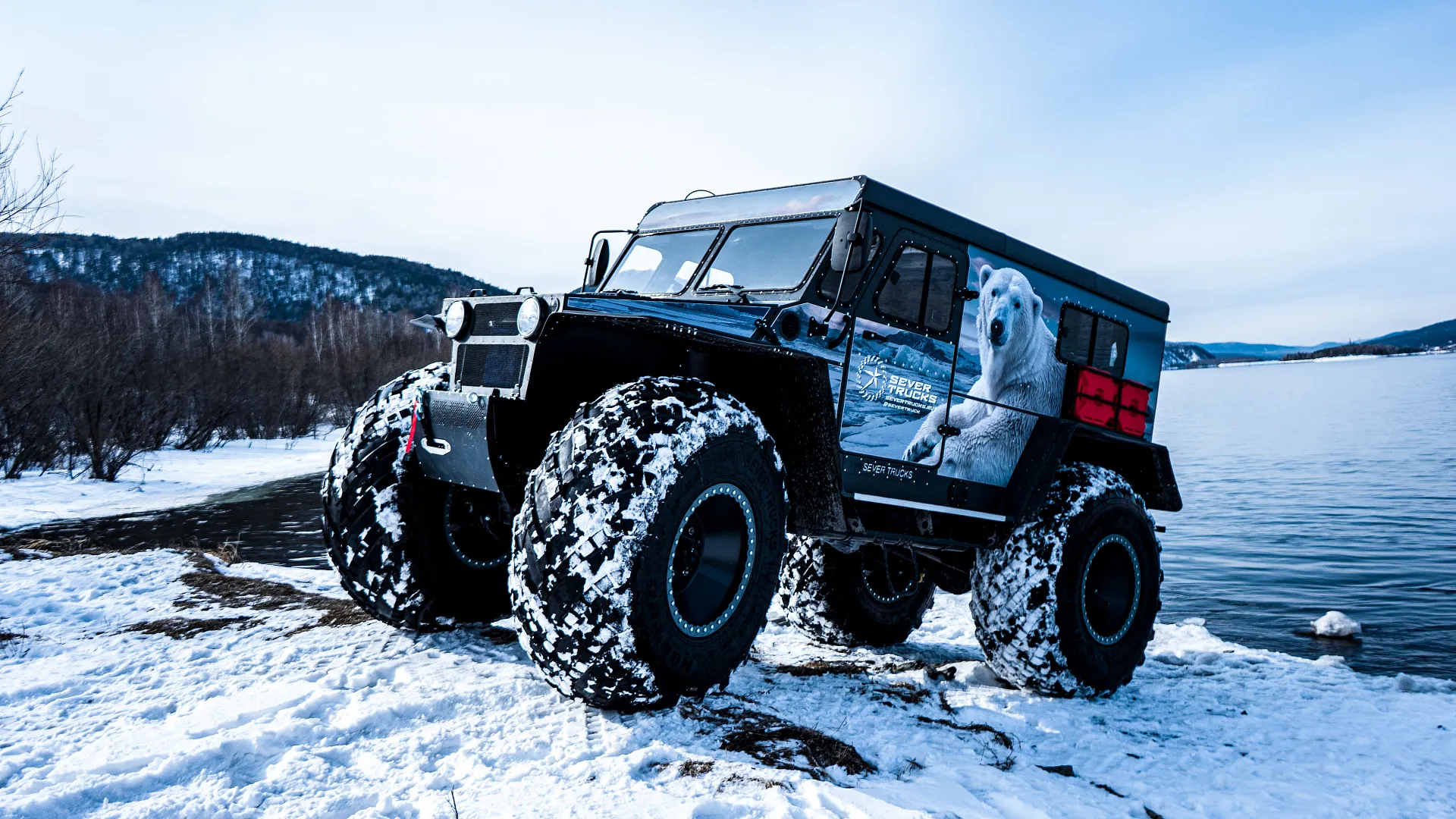Иллюстрация Вездеход Север на снежном берегу