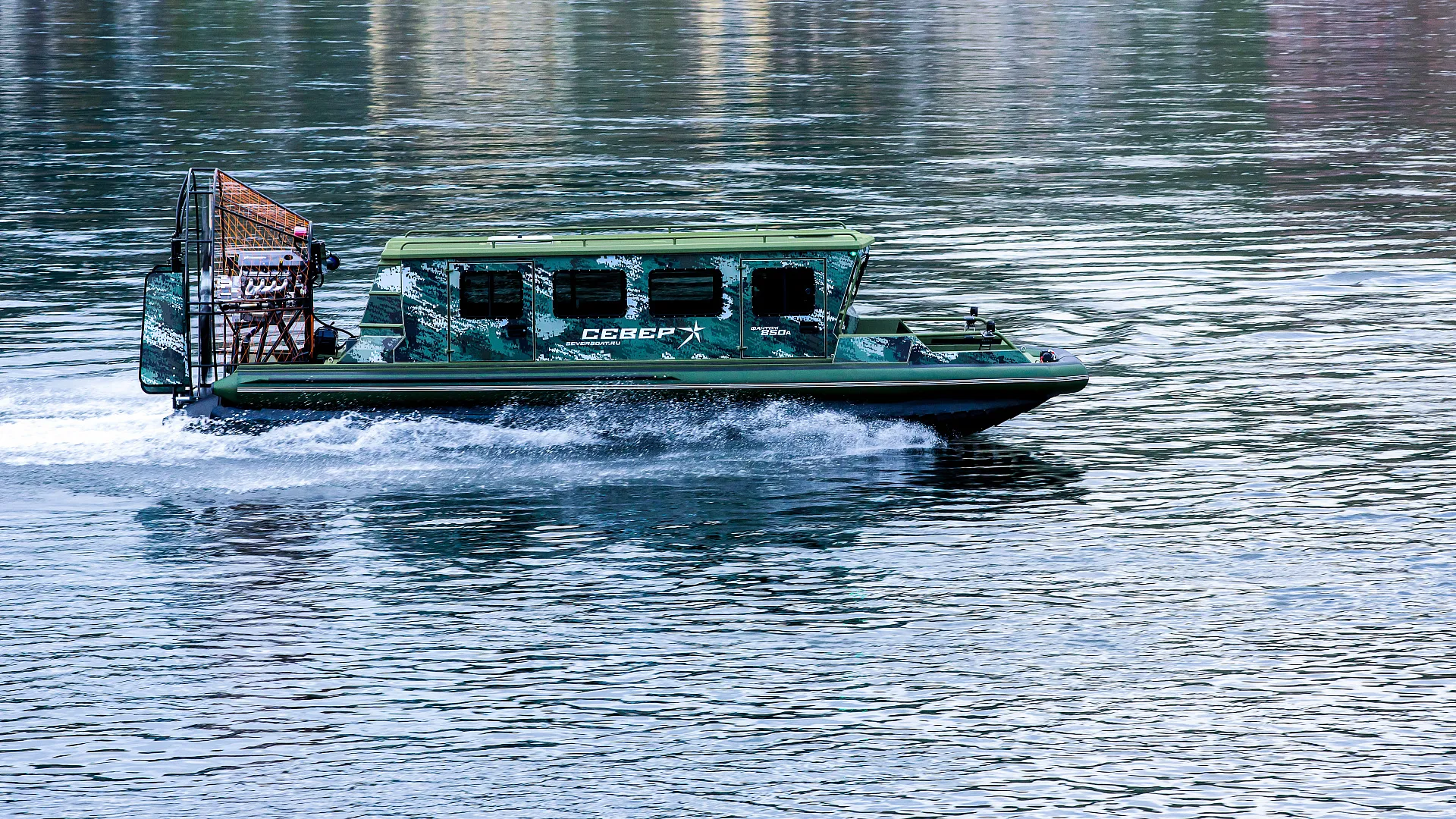 Иллюстрация Лодка Север плывёт