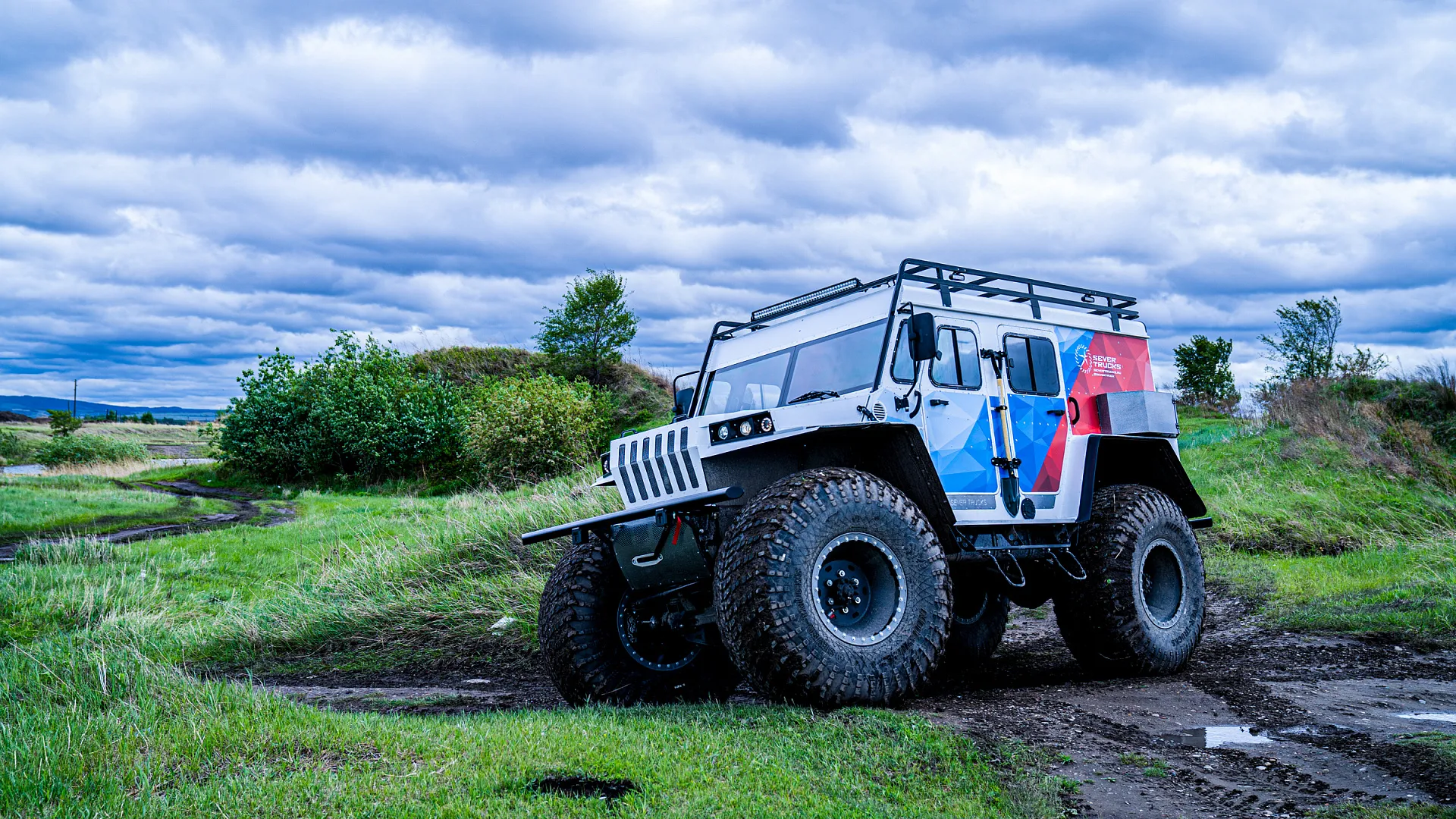 Иллюстрация Вездеход Север на бездорожье