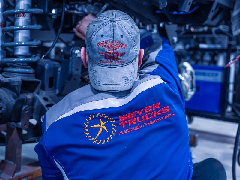 Иллюстрация Человек ремонтирует