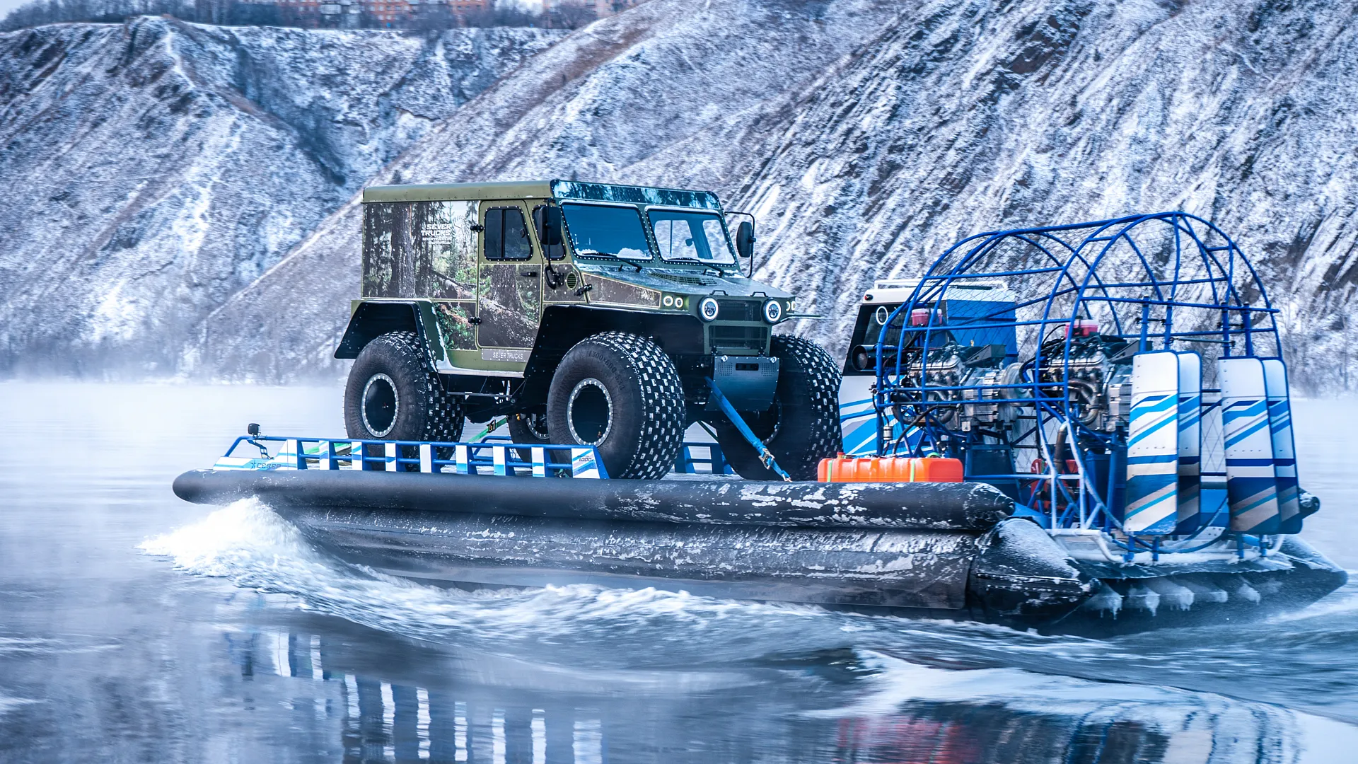 Иллюстрация Лодка Север перевозящая Вездеход Север по воде