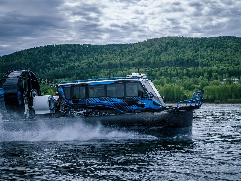 Иллюстрация Аэролодка едет вперед