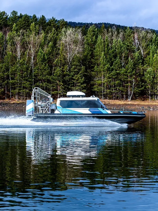 Иллюстрация Лодка Север плывёт