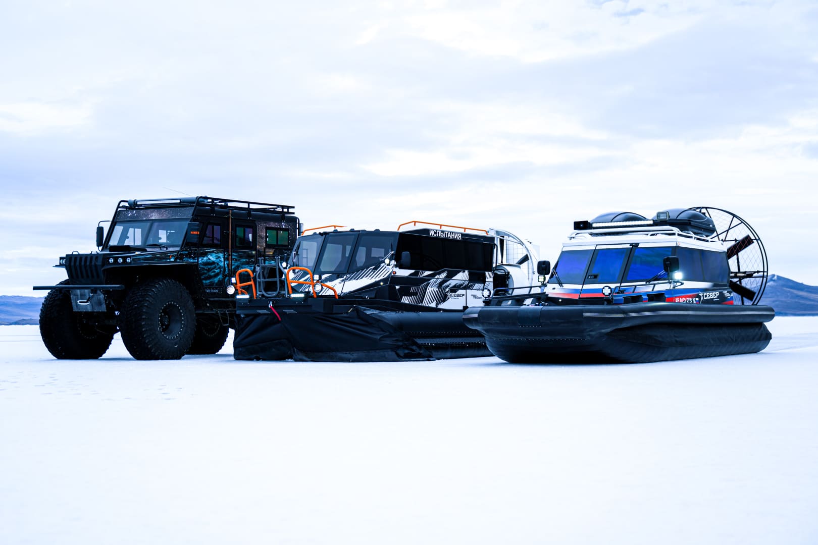 Иллюстрация вездехода, лодки и свп